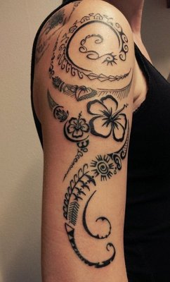  Tatouage maori, polynésien avec une fleur d'hibiscus sur l'épaule et le haut du bras